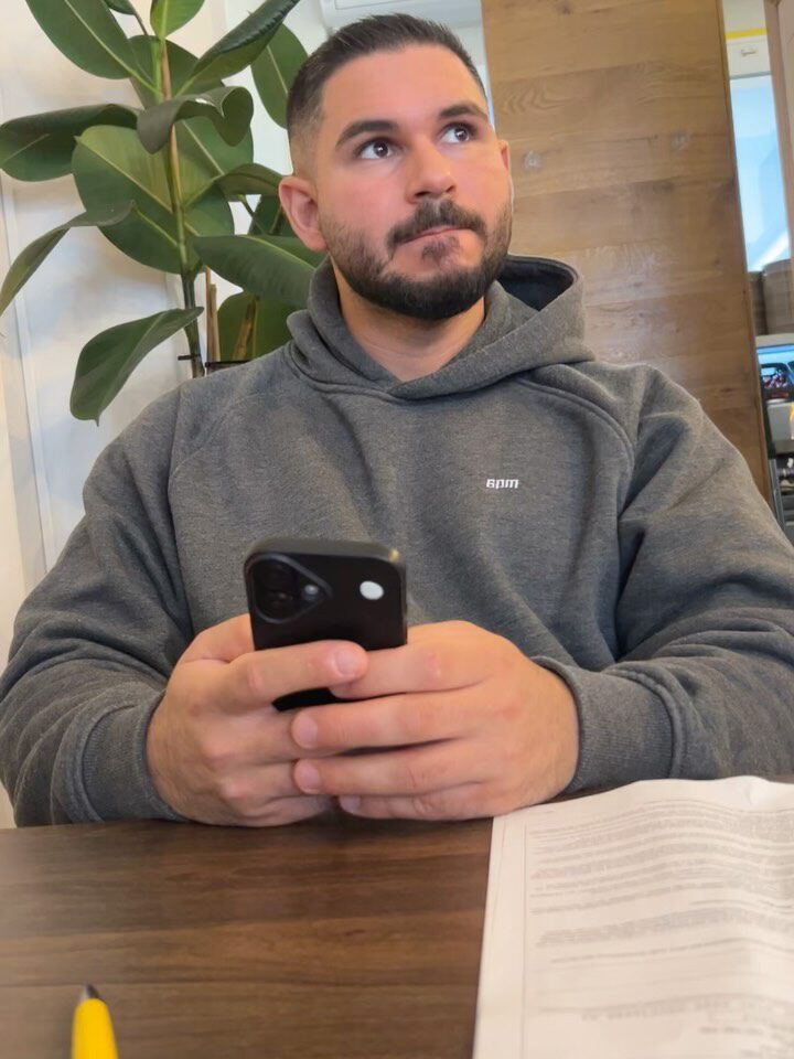 Instagram post from cafe.sisuu. This post is in position 8.