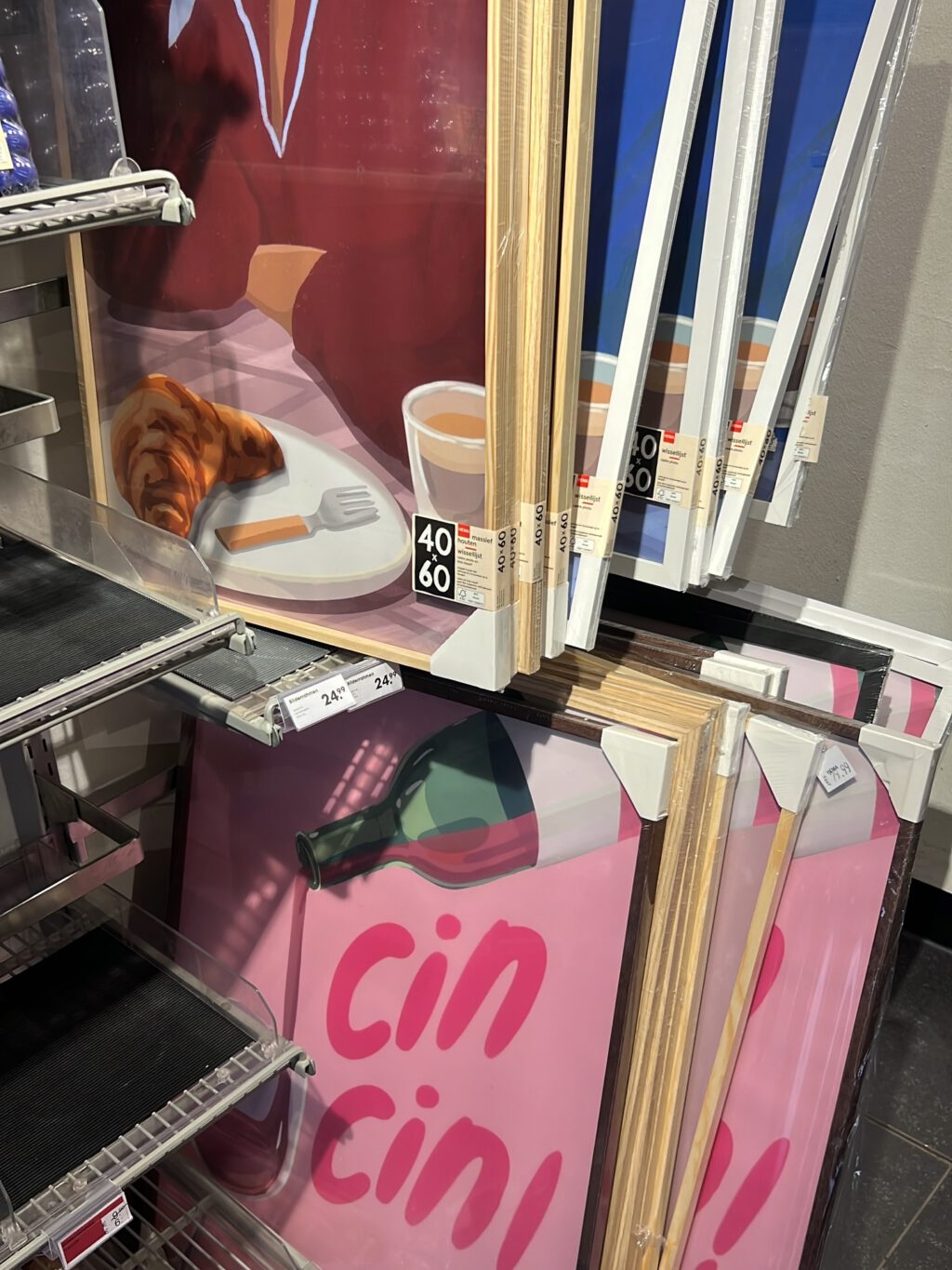 Instagram post from cafe.sisuu. This post is in position 1.