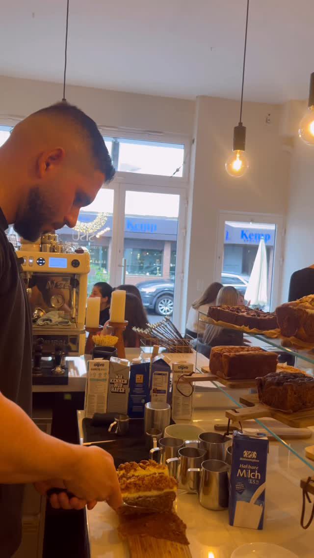 Instagram post from cafe.sisuu. This post is in position 2.