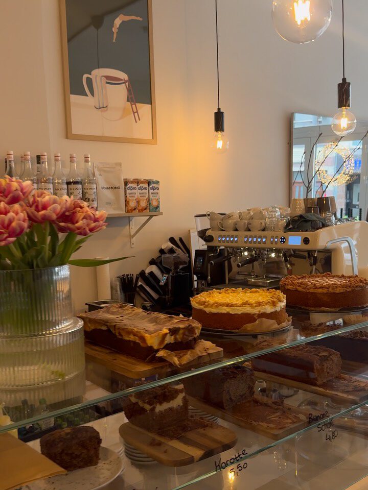 Instagram post from cafe.sisuu. This post is in position 8.