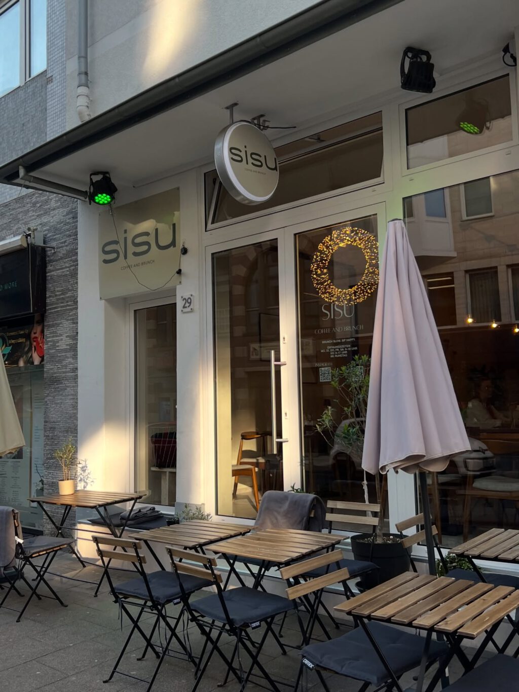 Instagram post from cafe.sisuu. This post is in position 3.