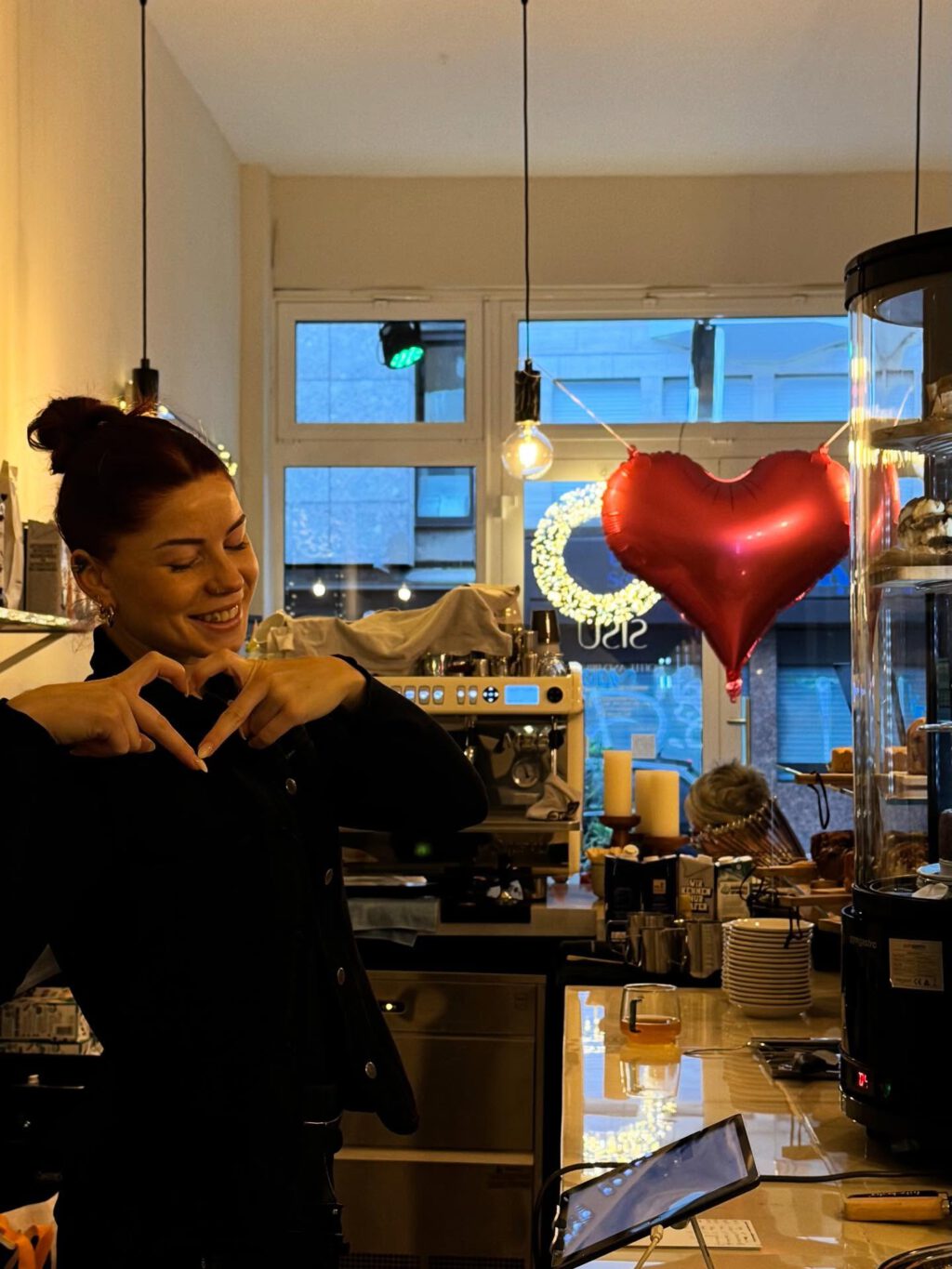 Instagram post from cafe.sisuu. This post is in position 1.