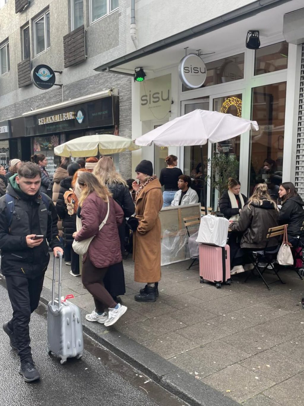 Instagram post from cafe.sisuu. This post is in position 4.