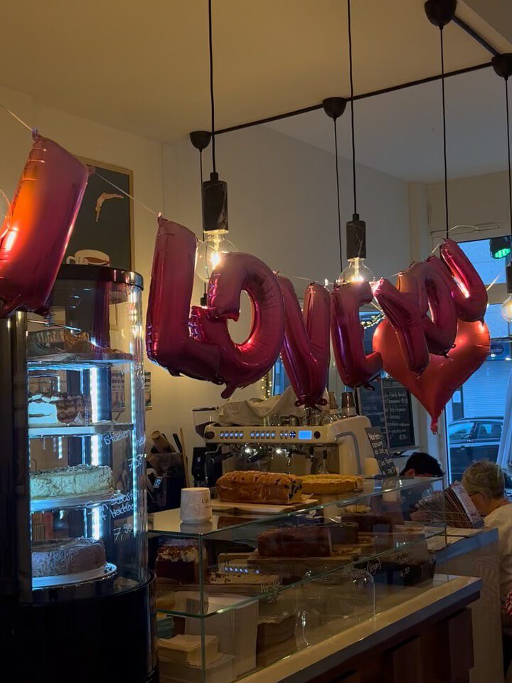 Instagram post from cafe.sisuu. This post is in position 1.