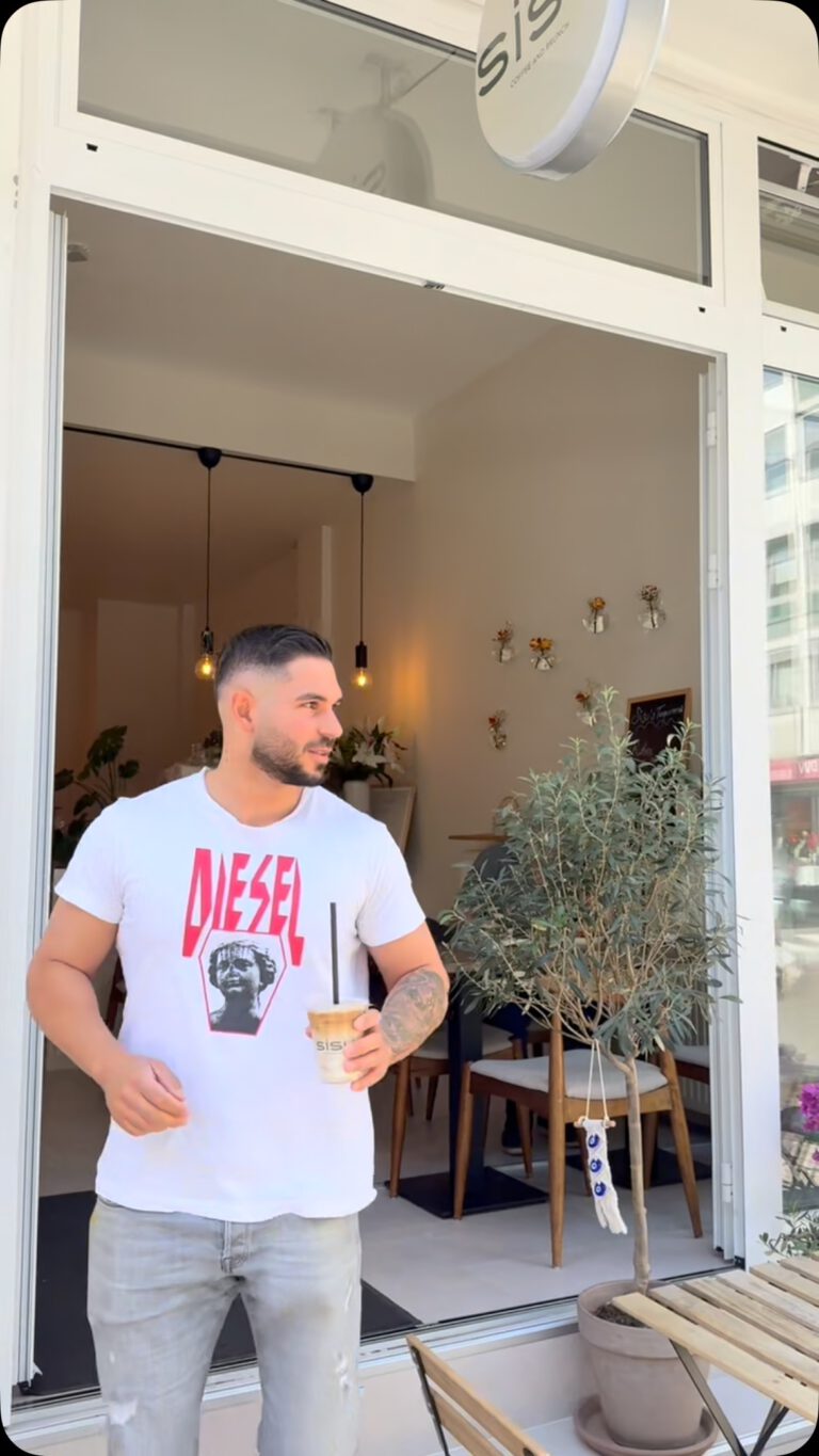 Instagram post from cafe.sisuu. This post is in position 4.