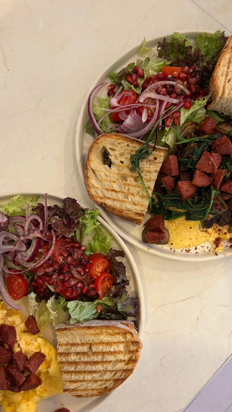 Instagram post from cafe.sisuu. This post is in position 2.